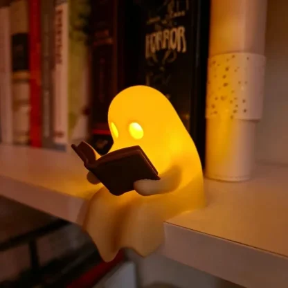 Veilleuse fantôme lisant un livre — image 11