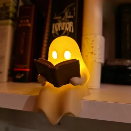 Veilleuse fantôme lisant un livre — image 8